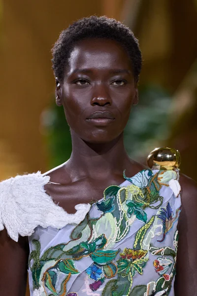 Look 10